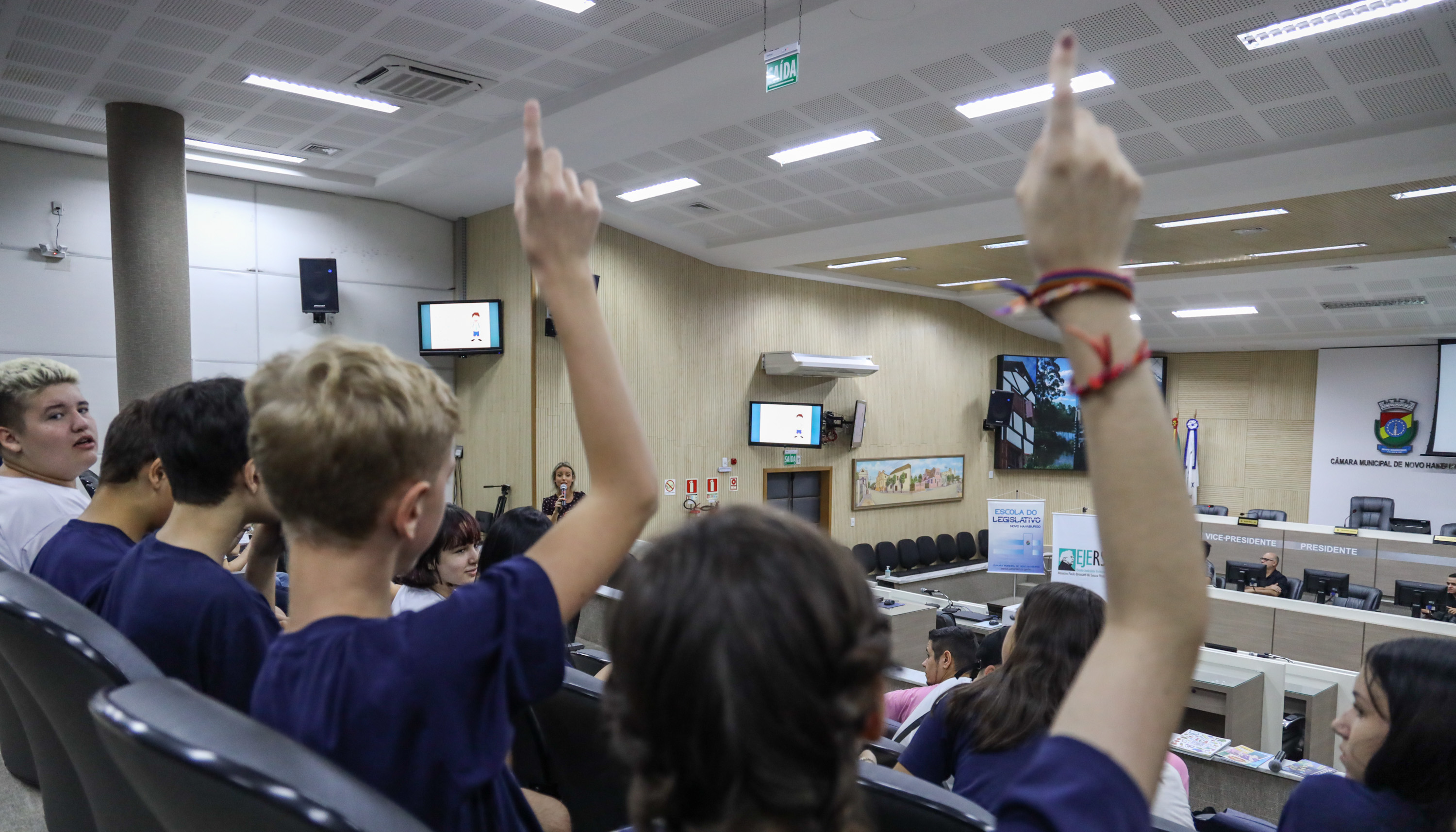alunos levantam a mão