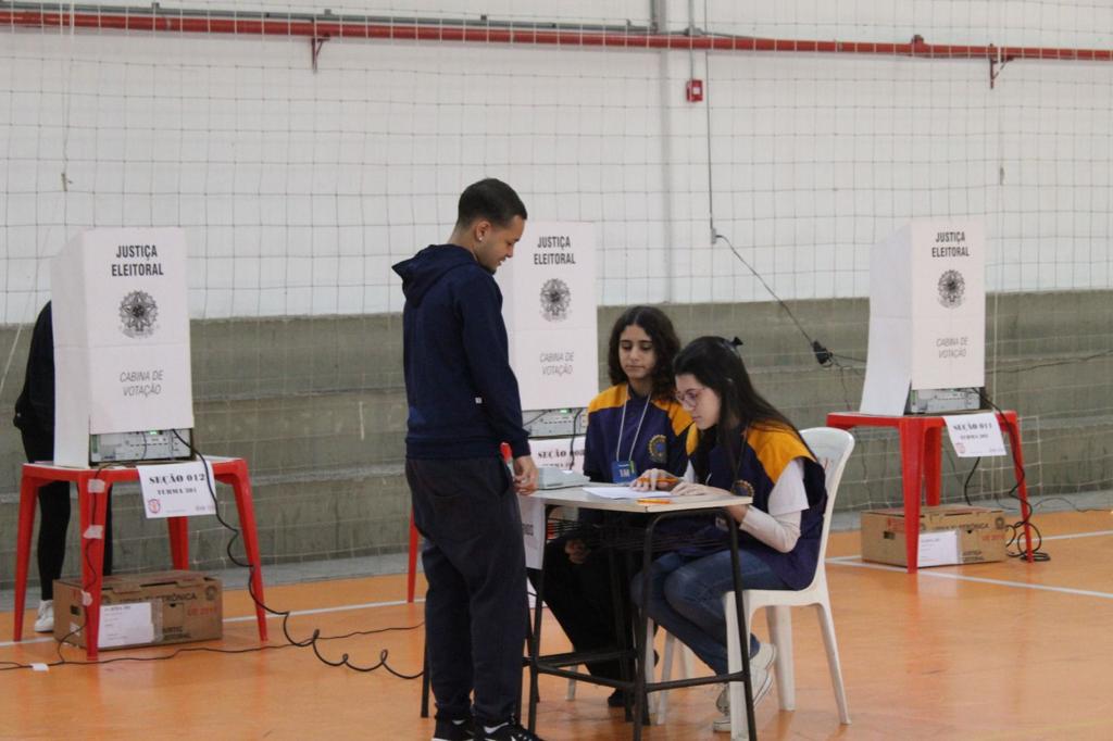 estudantes votam nas urnas