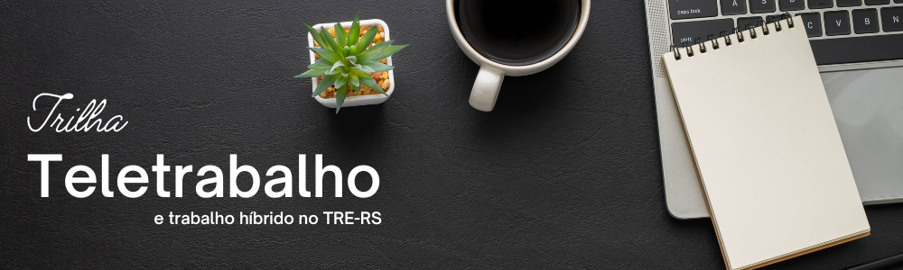 Título: teletrabalho e trabalho híbrido no TRE-RS. Um vaso, uma xícara de café, um notebook e um bloco de notas sobre a mesa.