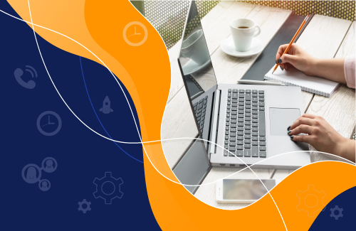 Imagem de uma pessoa fazendo anotações em um caderno com um notebook na mesa.