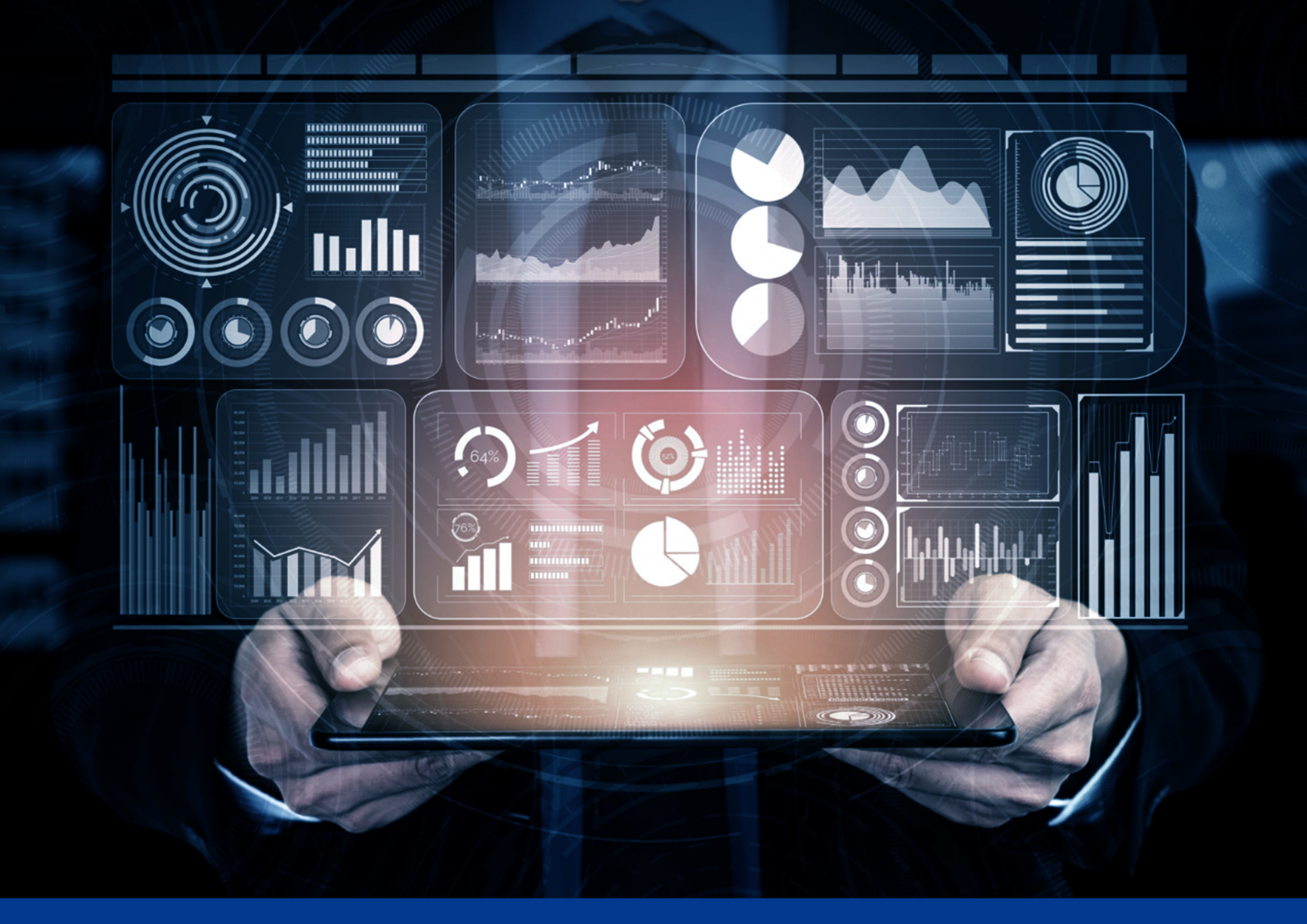 Uma pessoa segurando um tablet e a tela do aparelho reflete gráficos em um ambiente escuro.