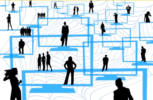 A imagem ilustra diversas pessoas em telas de computadores azuis, com fundo branco